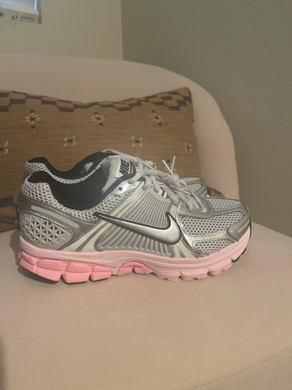Nike Women’s Silver Mesh Running Sneakers with Pink Sole
Vomero 5